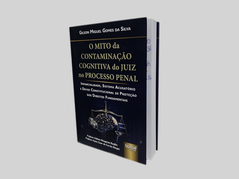 Dr. Gilson Gomes da Silva doa livro ao acervo de autores locais