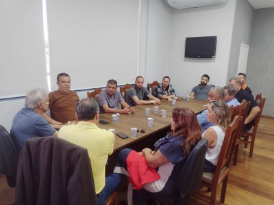 Prefeito e vereadores discutem problemas em reunião na Câmara
